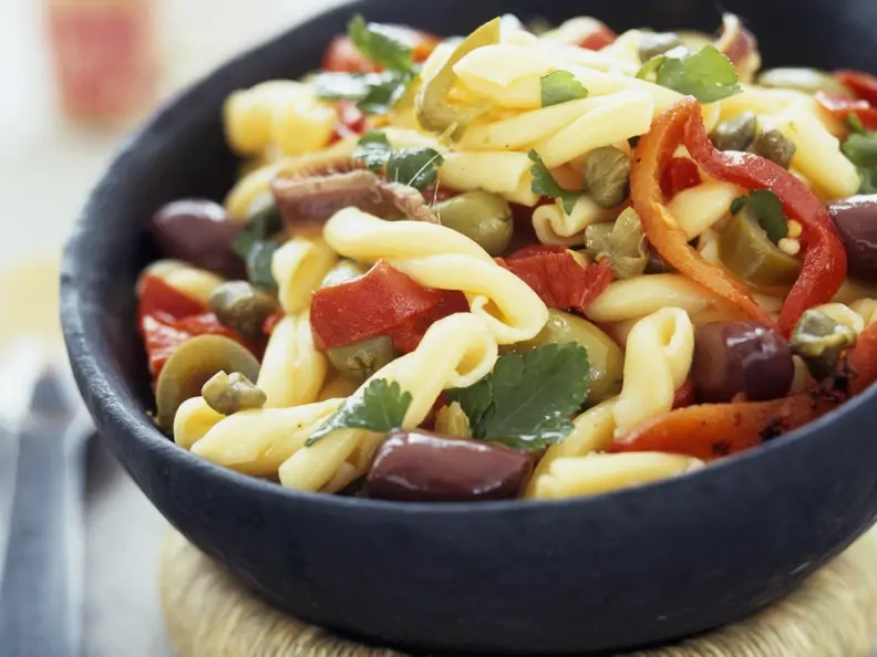 Pastasalat mit Oliven, Sardellen und Kapern