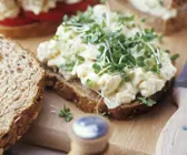 Körnerbrot mit Gemüsesalat und Kresse