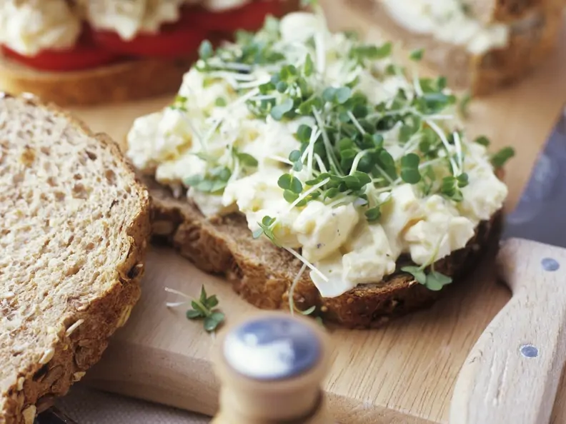 Körnerbrot mit Gemüsesalat und Kresse
