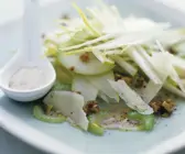 Selleriesalat mit Äpfeln, Walnusskernen und Parmesan