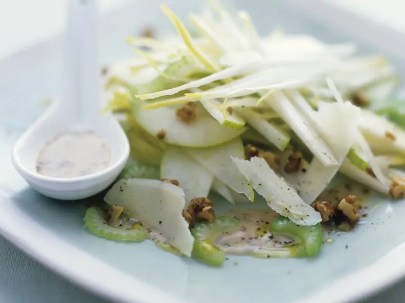 Selleriesalat mit Äpfeln, Walnusskernen und Parmesan
