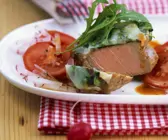 Kalbslende mit Rucolahaube und Radieschen-Tomaten-Salat