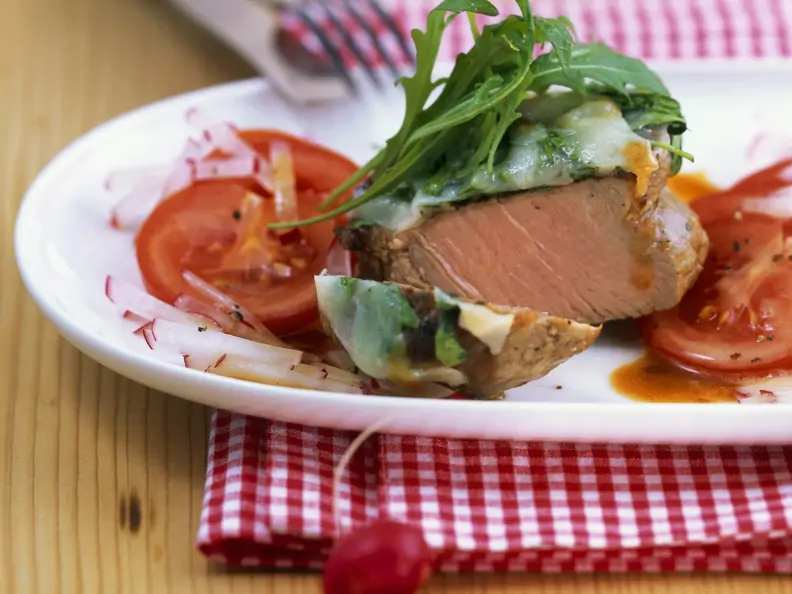 Kalbslende mit Rucolahaube und Radieschen-Tomaten-Salat
