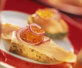 Lachsbrötchen mit Kaviar auf norwegische Art