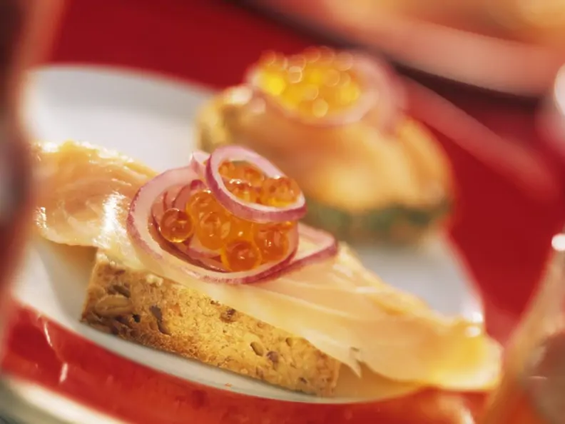 Lachsbrötchen mit Kaviar auf norwegische Art