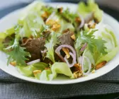 Grüner Salat mit Rind