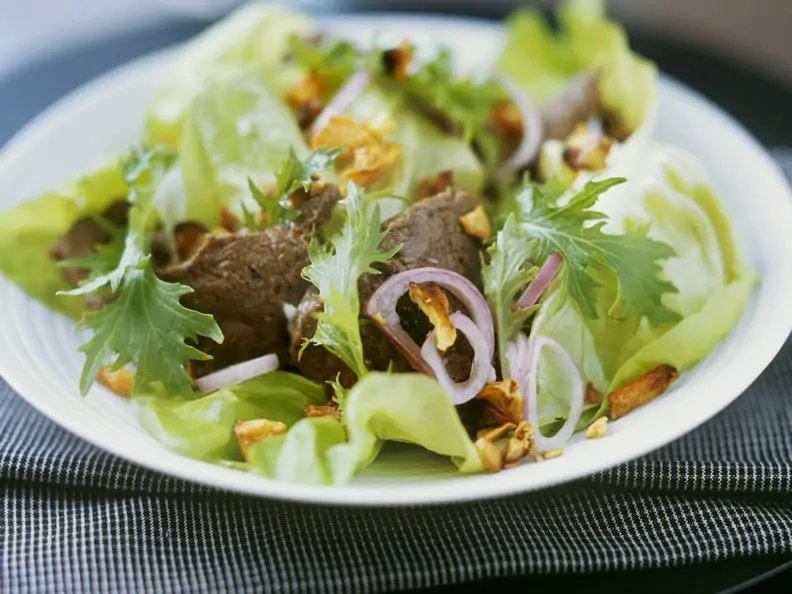 Grüner Salat mit Rind