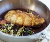 Wildschweinrollbraten in Rotweinsoße