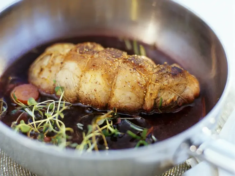 Wildschweinrollbraten in Rotweinsoße
