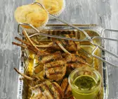 Gegrillte Lammchops mit Kräutersoße und herzhaften Muffins