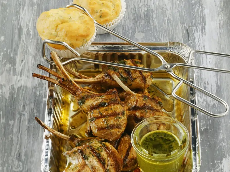 Gegrillte Lammchops mit Kräutersoße und herzhaften Muffins