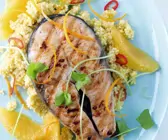 Lachskotelett in Marinade mit Goldhirse und Orange