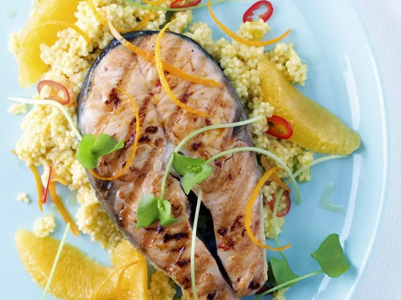 Lachskotelett in Marinade mit Goldhirse und Orange