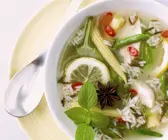 Gemüsesuppe mit Reis und Zitrone