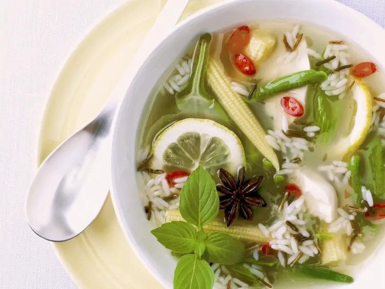 Gemüsesuppe mit Reis und Zitrone