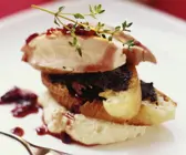 Kaninchen mit Rotweinzwiebeln