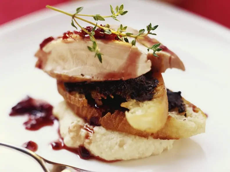 Kaninchen mit Rotweinzwiebeln