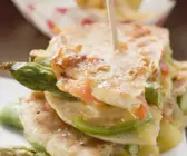 Gegrillte Fladenbrote mit Spargel und Käse dazu Pommes frites