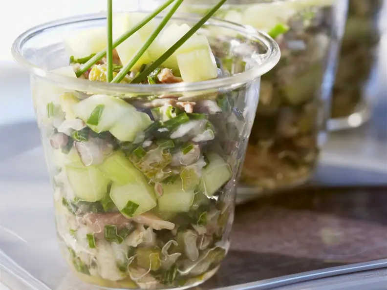 Gurkensalat mit Sardinen und Sardellen