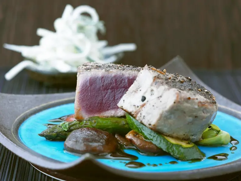 Gebratener Thunfisch mit Teriyaki-Gemüse
