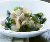 Roher Fisch mit Lauchzwiebeln und Algen