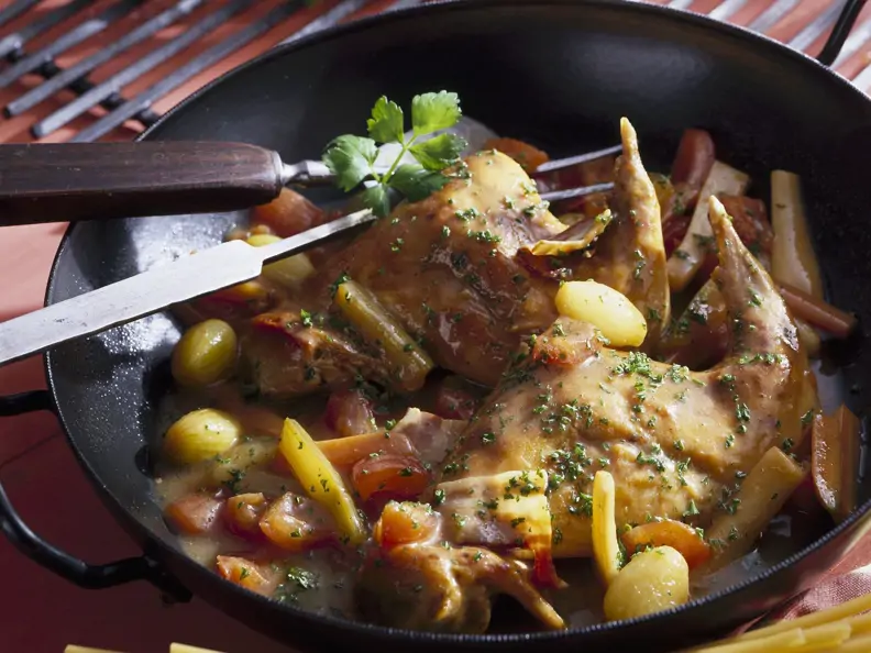 Gebratene Kaninchenkeule mit Senfsoße