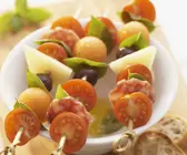 Snack-Spieße mit Tomaten, Käse, Wurst und Melone