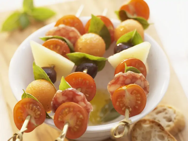 Snack-Spieße mit Tomaten, Käse, Wurst und Melone