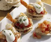 Kleine Tortillas mit Tomate, Shrimps und Frischkäse