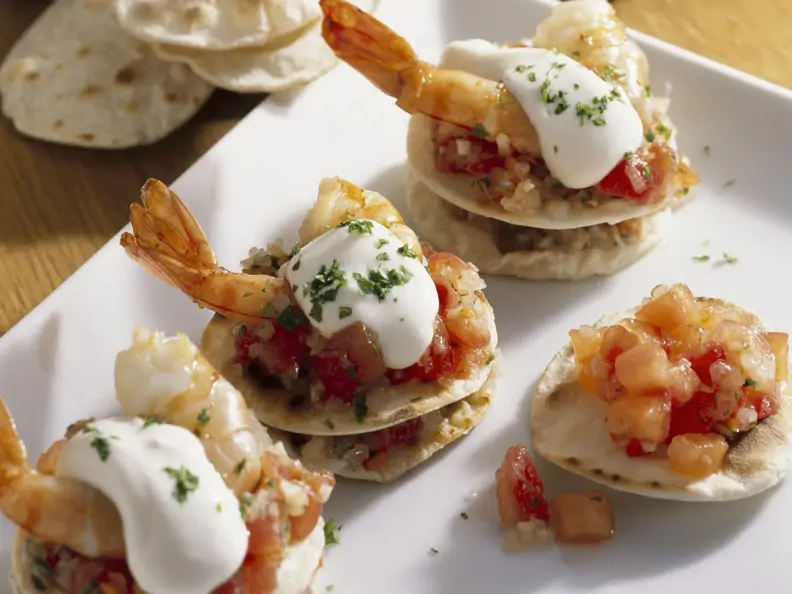 Kleine Tortillas mit Tomate, Shrimps und Frischkäse