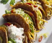 Tacos gefüllt mit Gemüse und Joghurtsoße
