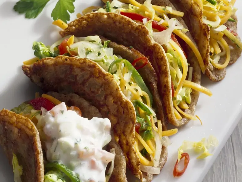 Tacos gefüllt mit Gemüse und Joghurtsoße