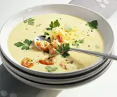 Cremige Käsesuppe mit Shrimps