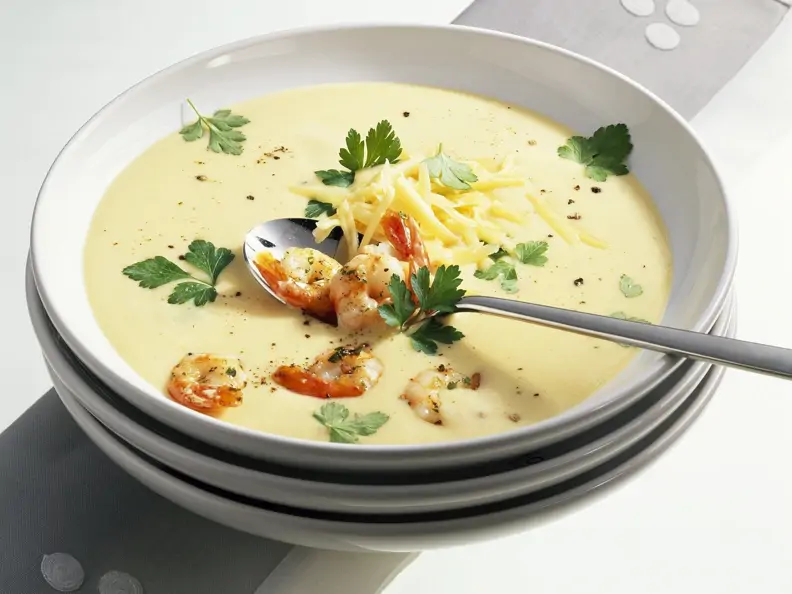 Cremige Käsesuppe mit Shrimps