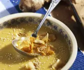 Cremige Topinambursuppe mit Sesam und frittierten Gemüsescheiben