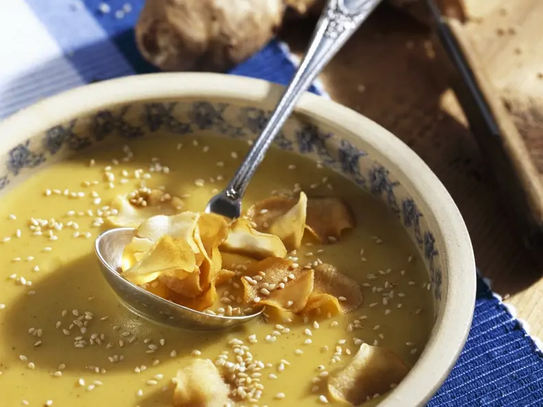 Cremige Topinambursuppe mit Sesam und frittierten Gemüsescheiben