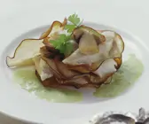 Tausend Blätter von Steinbutt, Steinpilzen und Auberginen
