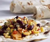 Vegetarische Wraps mit Mais, Karotten und Kidneybohnen