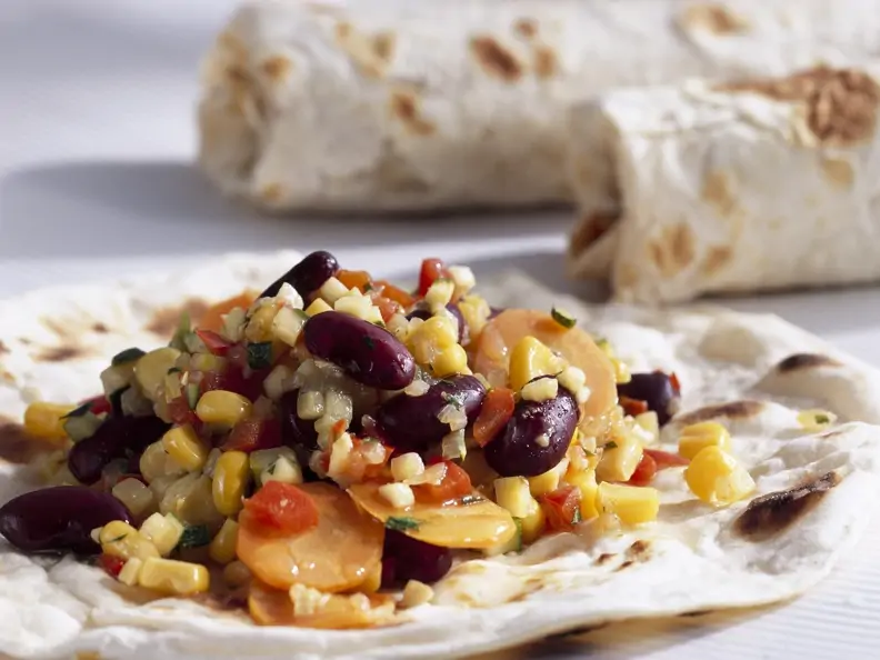 Vegetarische Wraps mit Mais, Karotten und Kidneybohnen