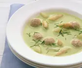 Grüne Spargelsuppe mit Fleischbällchen