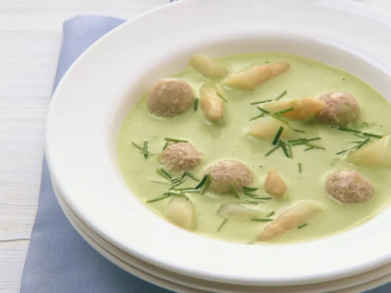 Grüne Spargelsuppe mit Fleischbällchen