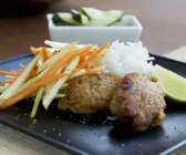 Fischbuletten mit Gemüse und Reis