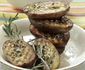 Würzige Grillkartoffeln mit Salat