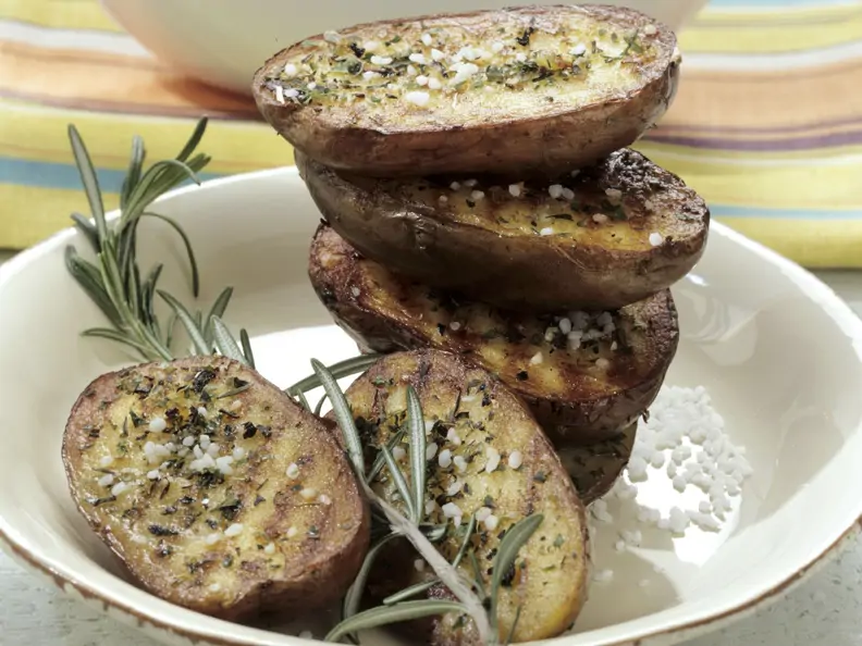 Würzige Grillkartoffeln mit Salat