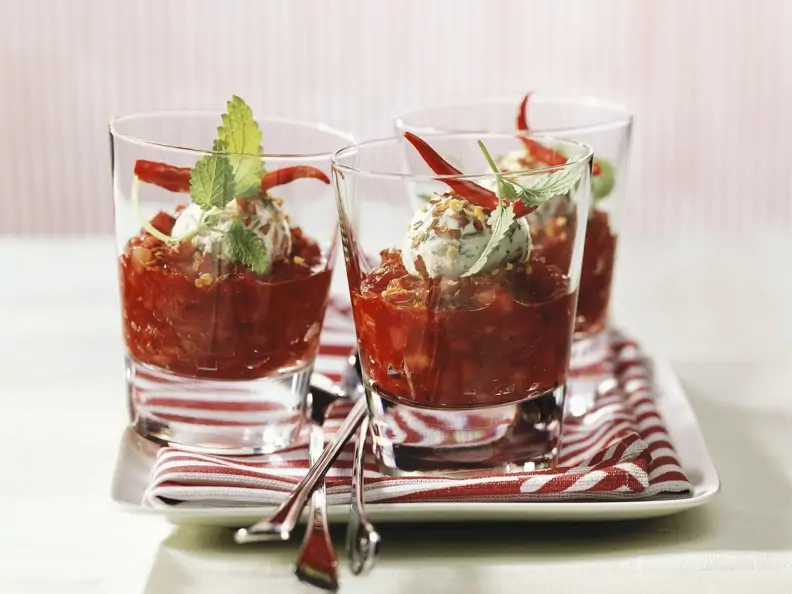 Ziegenkäseklößchen in Salsa aus Erdbeere und Chili
