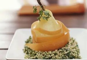 Birne auf Kerbel-Quinoa