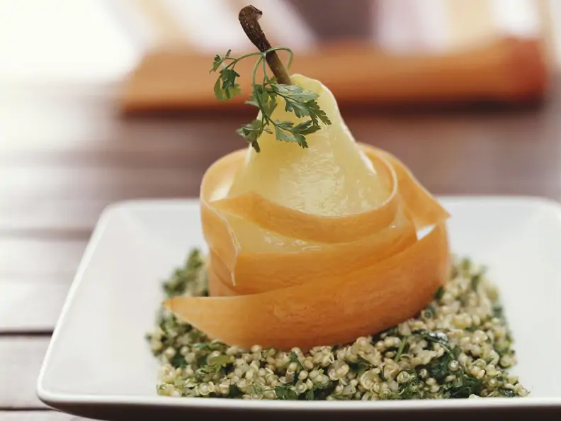 Birne auf Kerbel-Quinoa