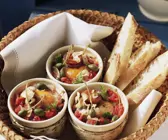 Kleine Eierpfannen mit Kapern und Tomaten dazu Weißbrot