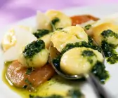 Gnocchi mit Rucolasauce und geschmorten Tomaten