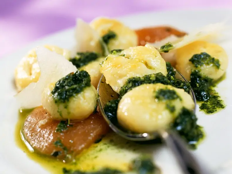 Gnocchi mit Rucolasauce und geschmorten Tomaten